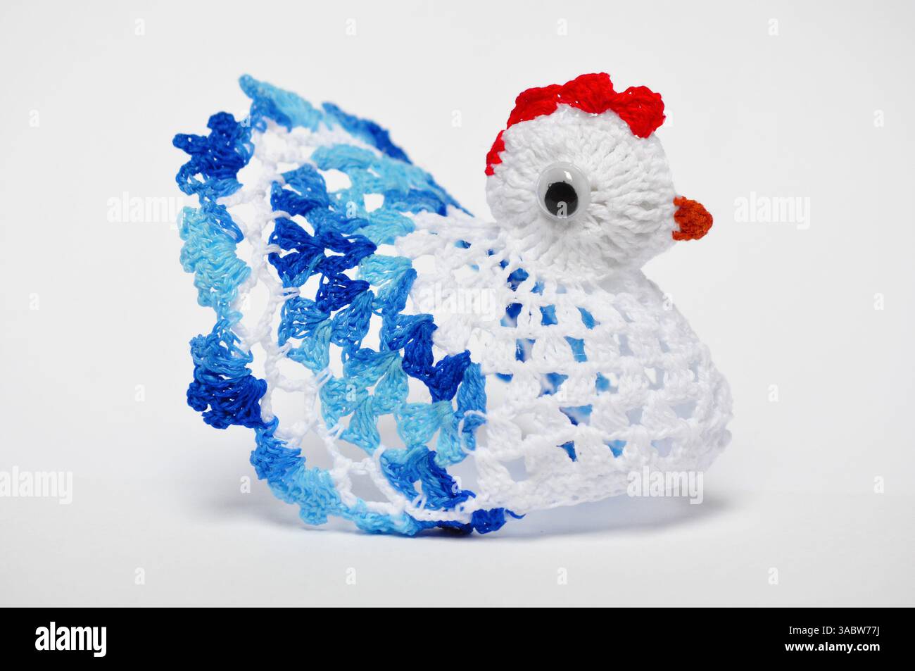 Pollo all'uncinetto bianco e blu, decorazioni fatte a mano di pasqua Foto Stock