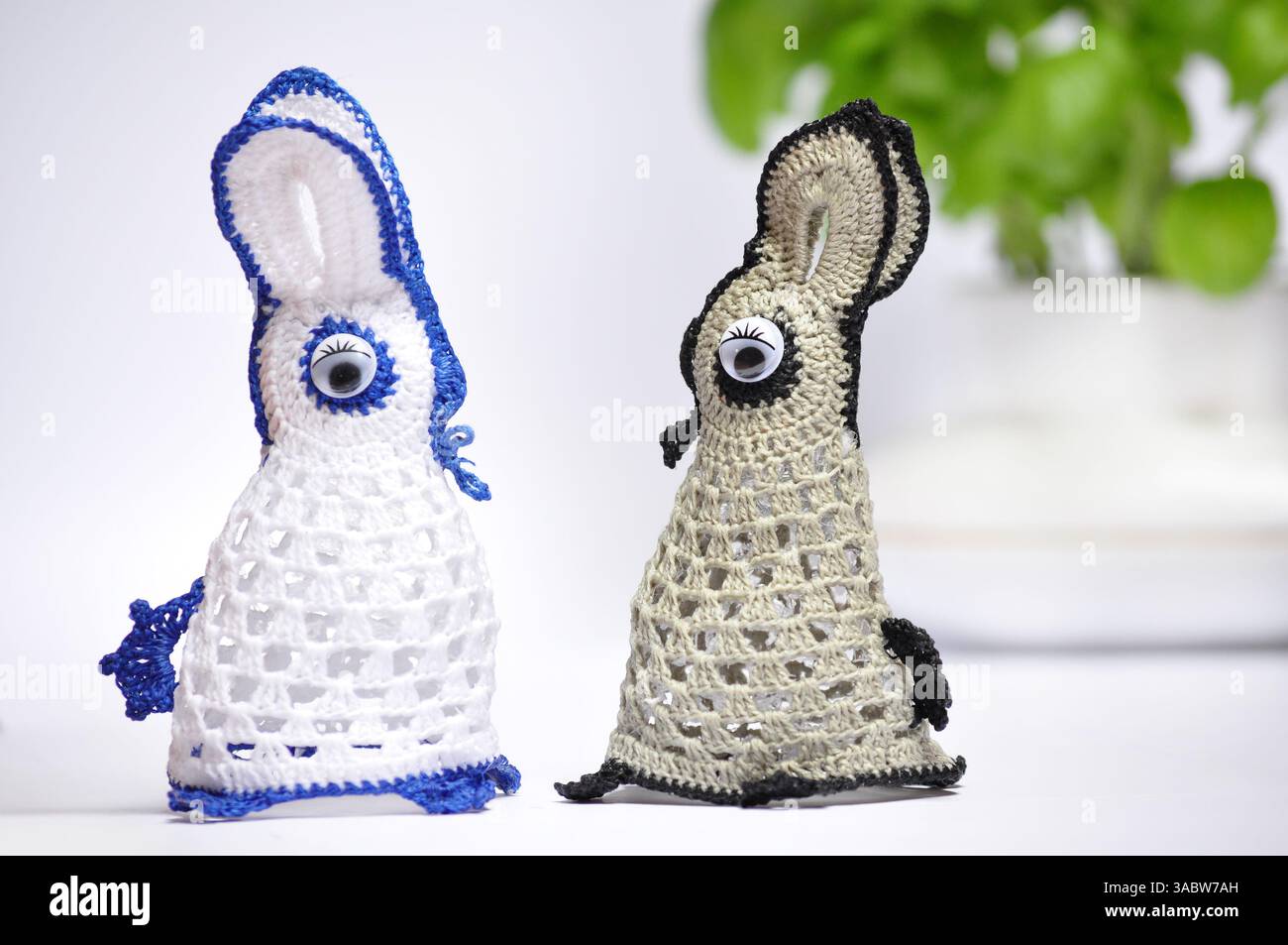 Statuette fatte a mano per l'arredamento a casa con uncinetto di Pasqua, due coniglietti, realizzate a mano Foto Stock