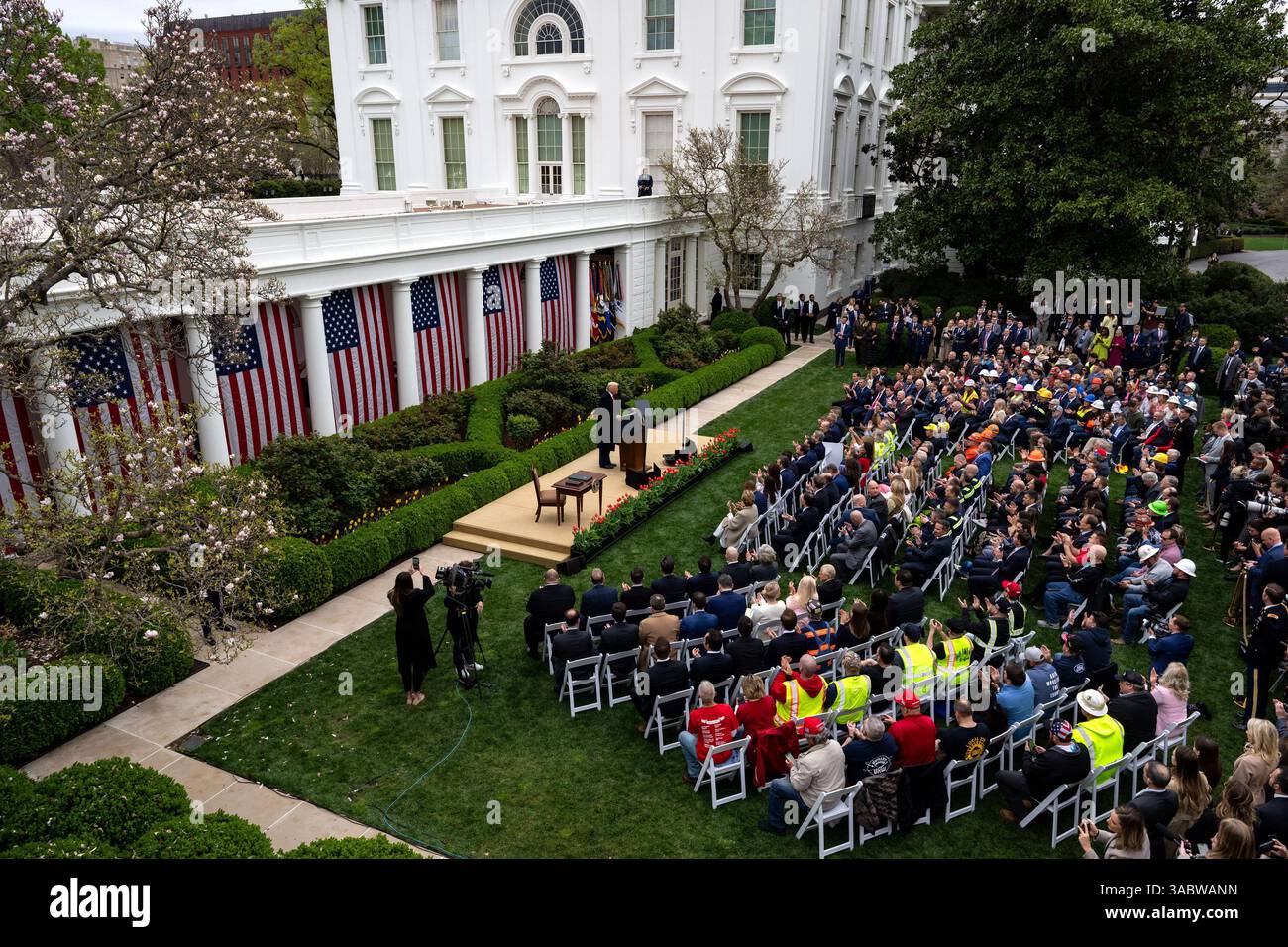 Washington, Stati Uniti. 2 aprile 2025. Il presidente Donald Trump annuncia le tariffe del "giorno della liberazione" su quasi tutti i partner commerciali statunitensi durante un evento "Make America Rich Again" tenutosi presso il Rose Garden della Casa Bianca a Washington DC mercoledì 2 aprile 2025. Le nuove tariffe sono uno sforzo per aumentare la produzione manifatturiera statunitense e per contrastare quelle che il presidente Trump chiama politiche commerciali sleali. Foto di Kent Nishimura/UPI credito: UPI/Alamy Live News Foto Stock
