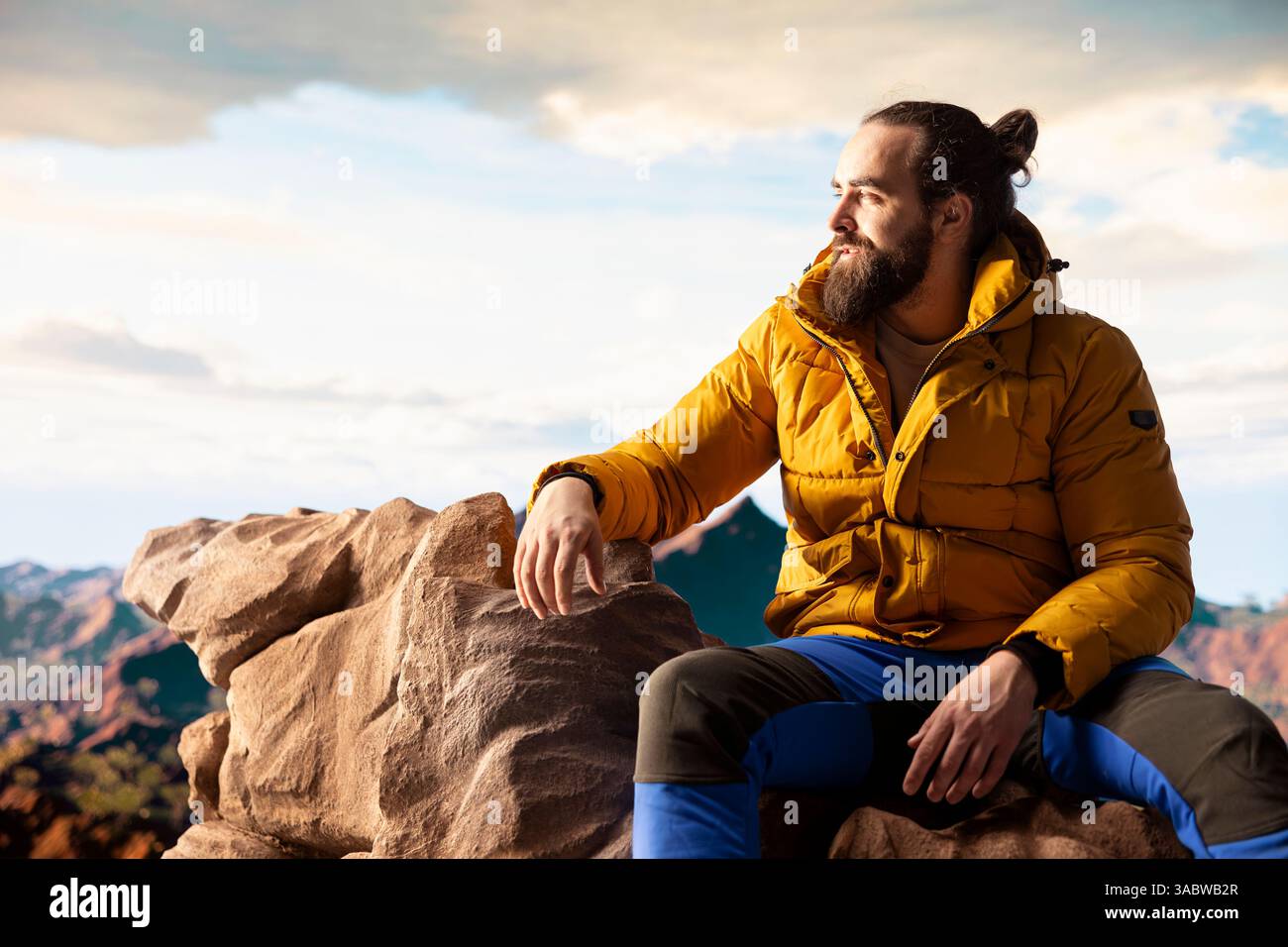 Ammira le spettacolari cime e nuvole delle montagne e ammira l'emozione dell'avventura e della perseveranza. Il viaggio rappresenta la forza e la crescita personale. Foto Stock