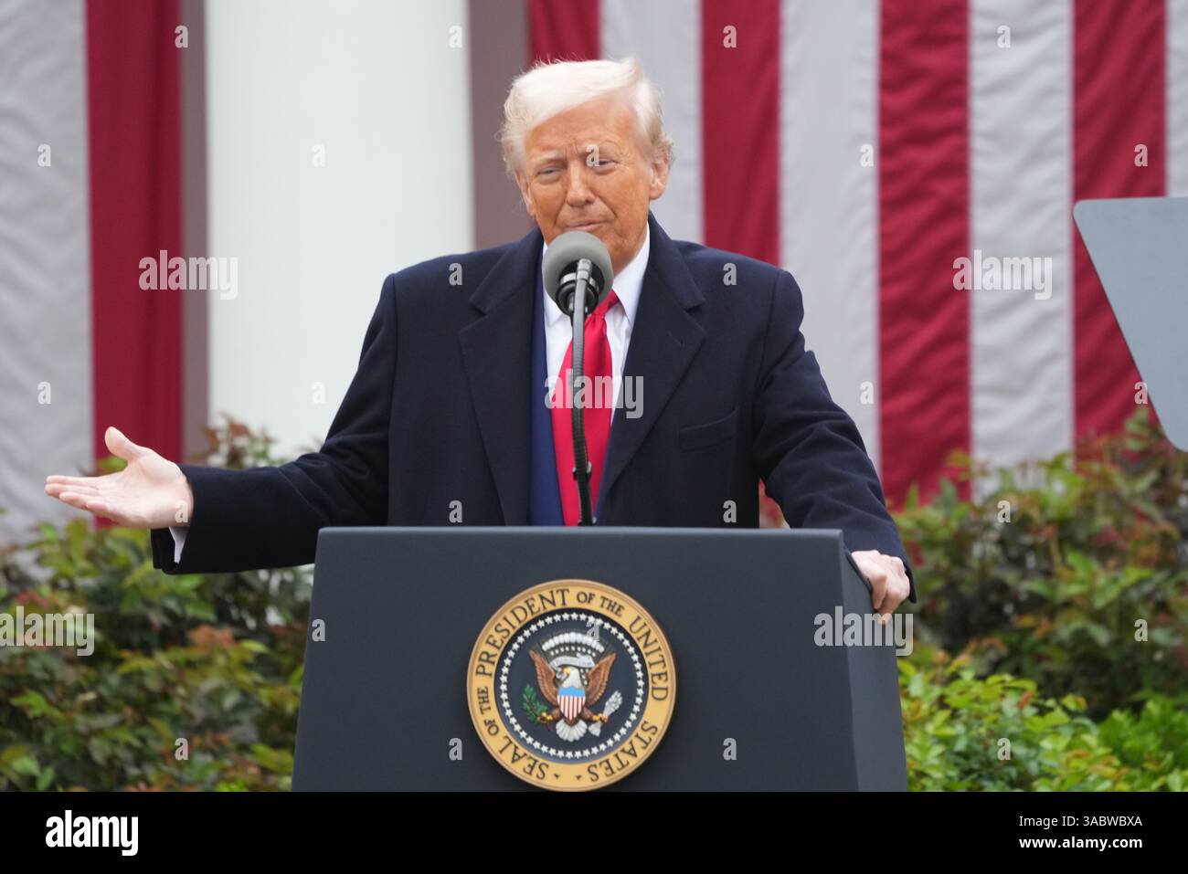 Il presidente degli Stati Uniti Donald J Trump fa delle osservazioni durante un evento “Make America Rich Again” al Rose Garden della Casa Bianca a Washington, DC, mercoledì 2 aprile 2025. Il Presidente ha chiamato questo giorno “giorno della liberazione” in quanto annuncia una serie di “tariffe reciproche” in risposta a presunti anni di pratiche commerciali sleali da parte di altre nazioni. Crediti: Chris Kleponis/CNP/MediaPunch Foto Stock