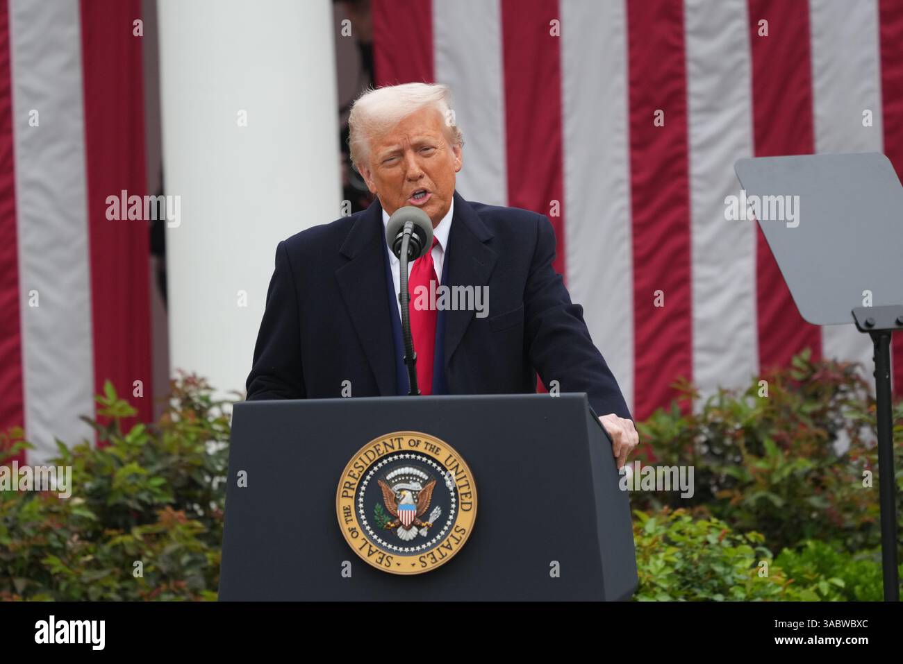 Il presidente degli Stati Uniti Donald J Trump fa delle osservazioni durante un evento “Make America Rich Again” al Rose Garden della Casa Bianca a Washington, DC, mercoledì 2 aprile 2025. Il Presidente ha chiamato questo giorno “giorno della liberazione” in quanto annuncia una serie di “tariffe reciproche” in risposta a presunti anni di pratiche commerciali sleali da parte di altre nazioni. Crediti: Chris Kleponis/CNP/MediaPunch Foto Stock