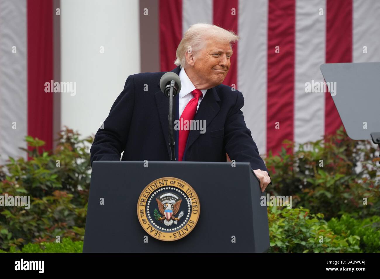 Il presidente degli Stati Uniti Donald J Trump fa delle osservazioni durante un evento “Make America Rich Again” al Rose Garden della Casa Bianca a Washington, DC, mercoledì 2 aprile 2025. Il Presidente ha chiamato questo giorno “giorno della liberazione” in quanto annuncia una serie di “tariffe reciproche” in risposta a presunti anni di pratiche commerciali sleali da parte di altre nazioni. Crediti: Chris Kleponis/CNP/MediaPunch Foto Stock