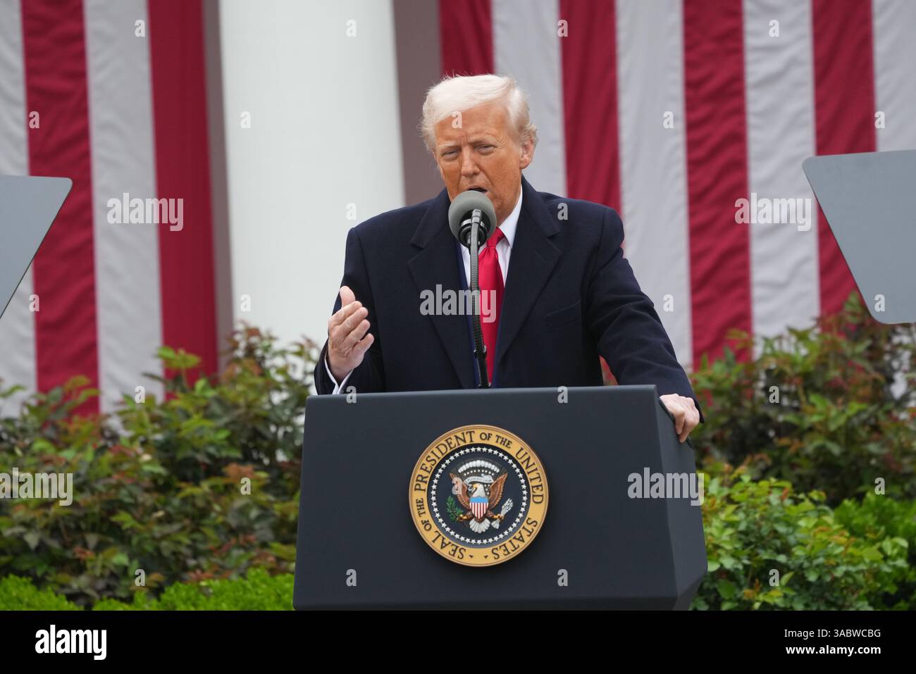 Il presidente degli Stati Uniti Donald J Trump fa delle osservazioni durante un evento “Make America Rich Again” al Rose Garden della Casa Bianca a Washington, DC, mercoledì 2 aprile 2025. Il Presidente ha chiamato questo giorno “giorno della liberazione” in quanto annuncia una serie di “tariffe reciproche” in risposta a presunti anni di pratiche commerciali sleali da parte di altre nazioni. Crediti: Chris Kleponis/CNP/MediaPunch Foto Stock