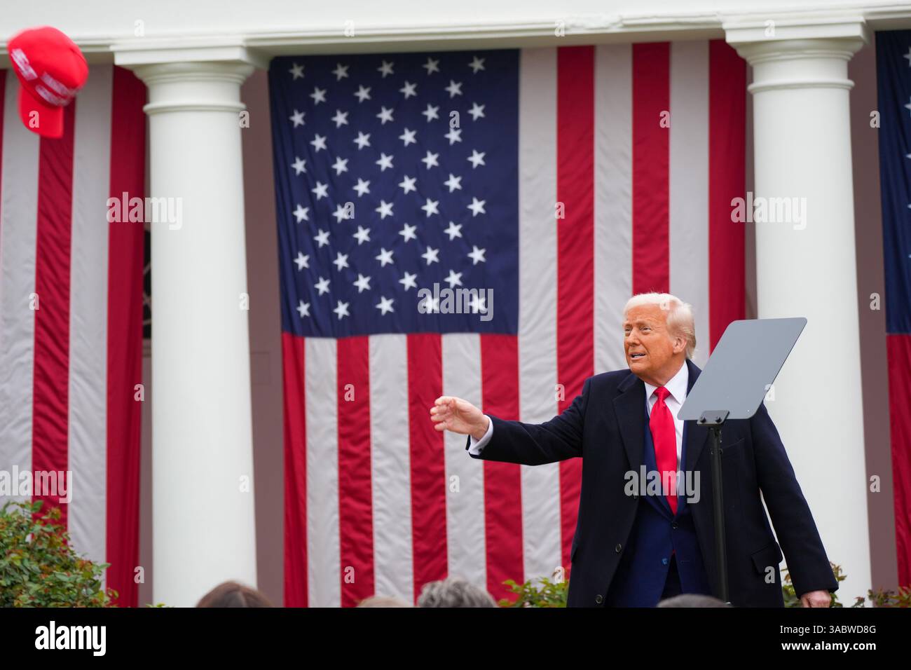 Washington, District of Columbia, USA. 2 aprile 2025. Il presidente degli Stati UNITI DONALD J TRUMP getta un cappello agli operai del settore automobilistico mentre fa osservazioni durante un evento "Make America Rich Again” al Rose Garden della Casa Bianca di Washington. Il Presidente ha chiamato questo giorno "giorno della liberazione”, annunciando una serie di "tariffe reciproche” in risposta a presunti anni di pratiche commerciali sleali da parte di altre nazioni. (Immagine di credito: © Andrew Leyden/ZUMA Press Wire) SOLO PER USO EDITORIALE! Non per USO commerciale! Foto Stock