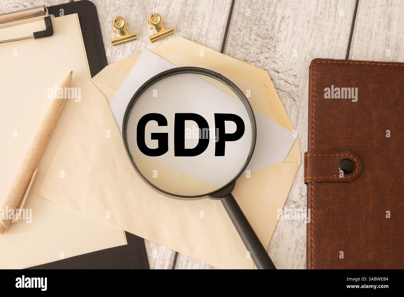 Parola "PIL" su blocco e lente d'ingrandimento con grafico a freccia di crescita. Prodotto interno lordo, finanziario, gestionale, economico, inflazione, recessione e Mo Foto Stock