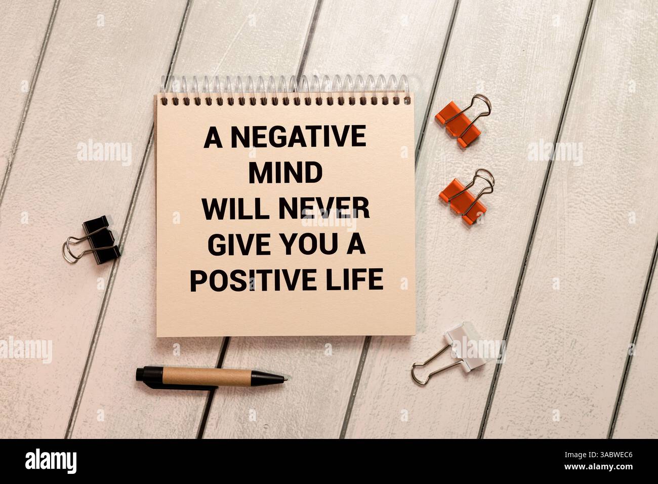 Formulazione motivazionale e ispiratrice. Una MENTE NEGATIVA NON TI DARÀ MAI Una VITA POSITIVA scritta su un giornale. Con sfondo sfocato. Foto Stock