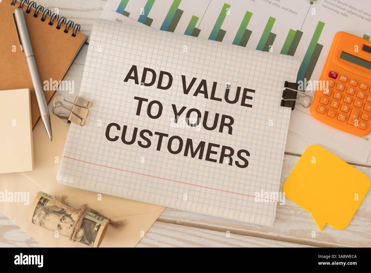 Concetto di affari e diritto. Tra due fogli di notebook su sfondo rosso l'iscrizione: AGGIUNGETE VALORE AI VOSTRI CLIENTI Foto Stock