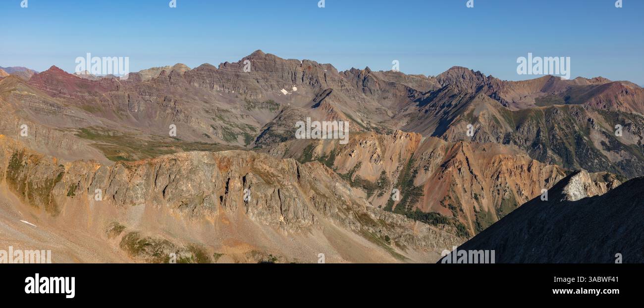 La montagna più alta tra le montagne della catena dell'Elk del Colorado Castle Peak (274 metri) con la sua cresta frastagliata a sud è circondata da numerose vette incredibili. Foto Stock