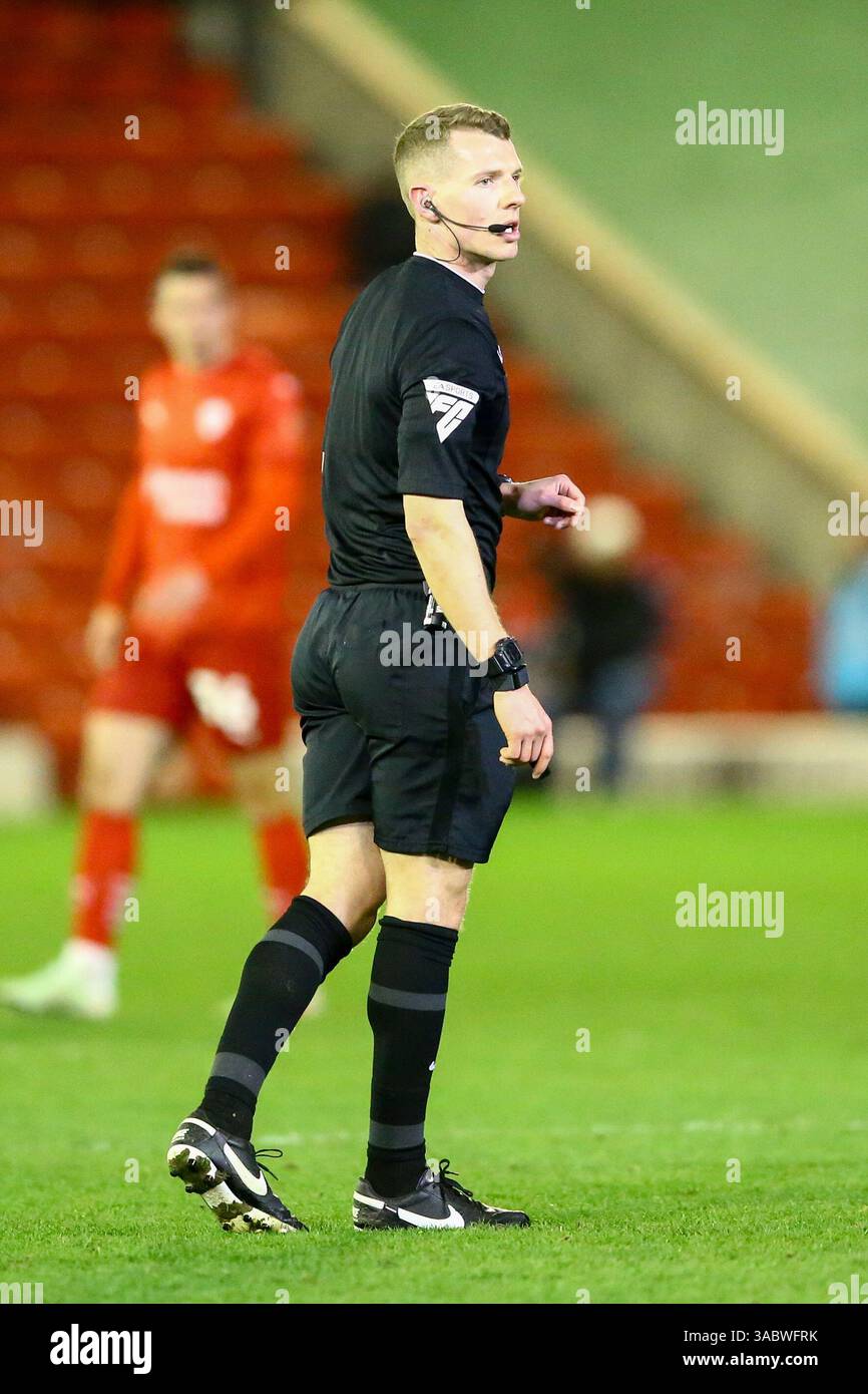 Oakwell Stadium, Barnsley, Inghilterra - 1 aprile 2025 arbitro Will Finnie - durante la partita Barnsley contro Exeter City, Sky Bet League One, 2024/25, Oakwell Stadium, Barnsley, Inghilterra - 1 aprile 2025 crediti: Arthur Haigh/WhiteRosePhotos/Alamy Live News Foto Stock
