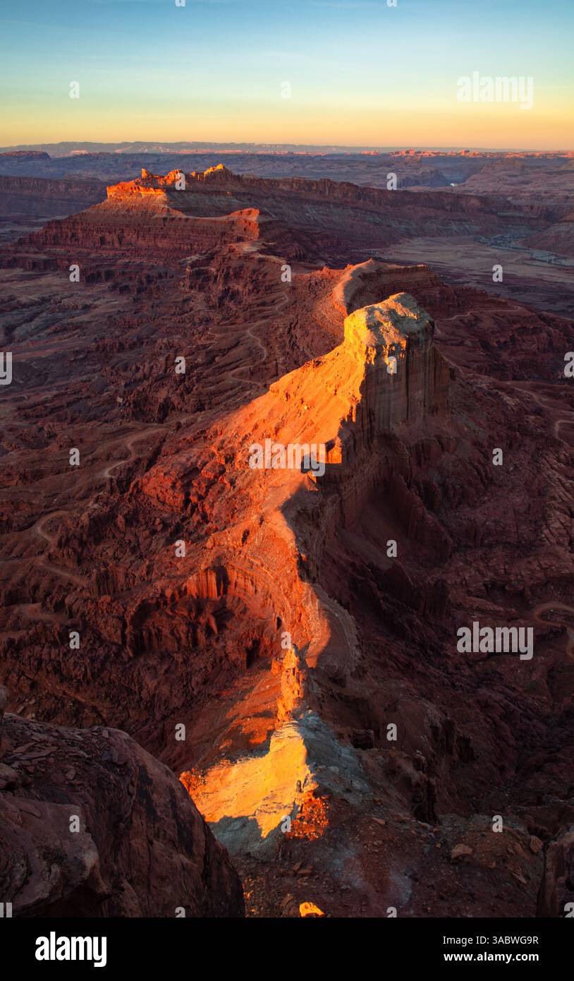 Il tramonto sull'aspra topografia del deserto del canyon dall'Anticline si affaccia a sud di Moab Utah. Foto Stock