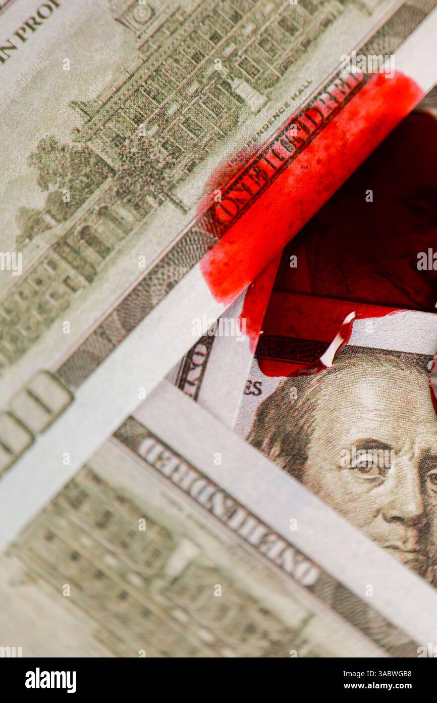 Dollari insanguinati. La faccia di Benjamin Franklins sul disegno di legge e' nel sangue. Il sangue scorre lentamente sulle banconote da un dollaro. Foto Stock