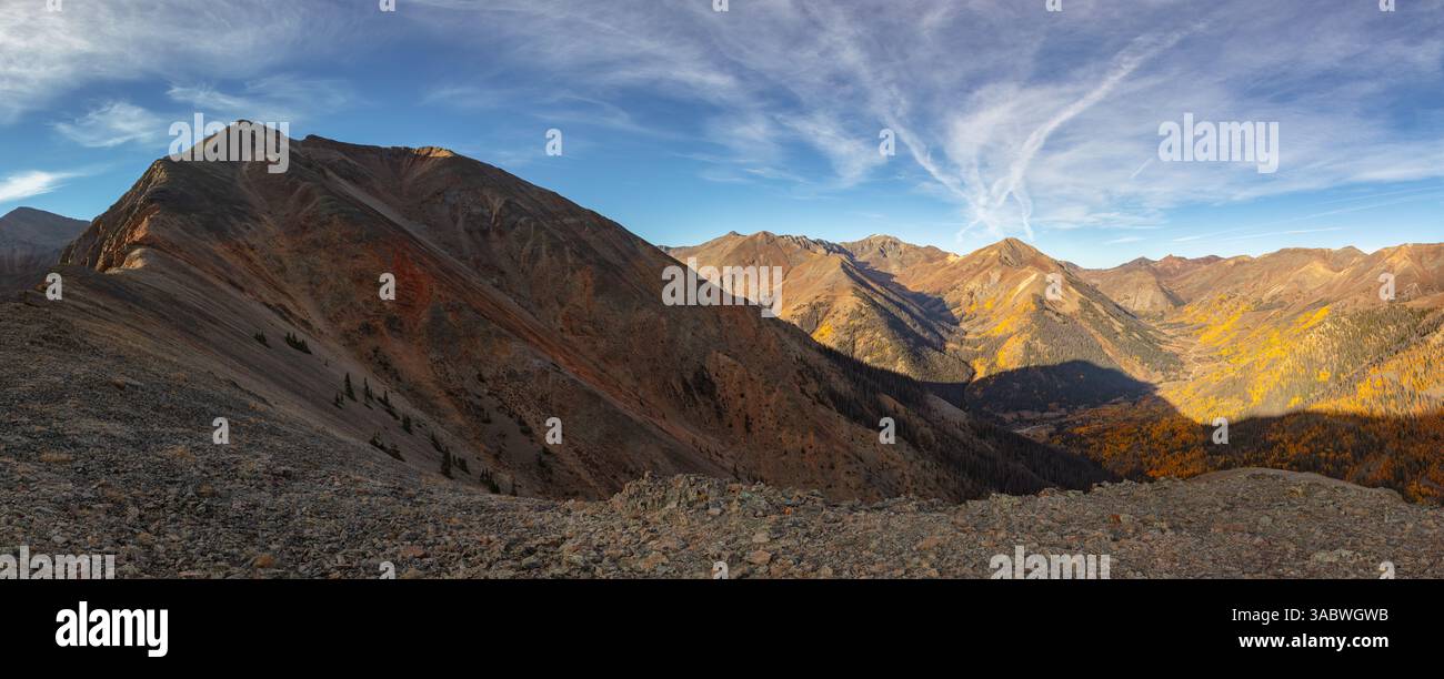 Gli incredibili colori della catena montuosa di San Juan a ovest di Lake City, Colorado, accentuati dagli alberi di pioppo autunnali nella loro gloria. Foto Stock