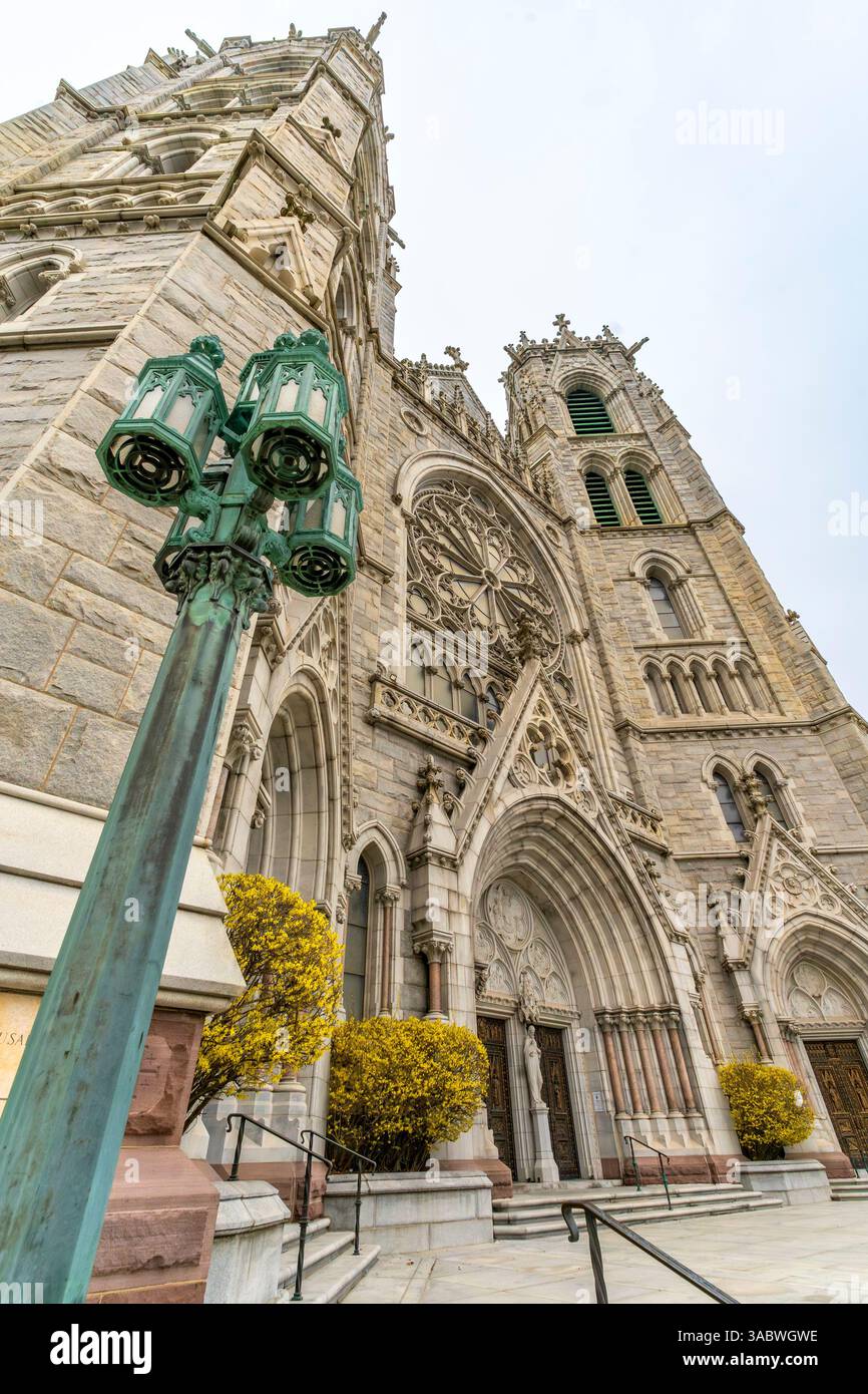 Newark, New Jersey - Stati Uniti - 30 marzo 2025 la basilica del Sacro cuore della Cattedrale di Newark è una grande chiesa gotica francese con splendide vetrate colorate, intricata Foto Stock