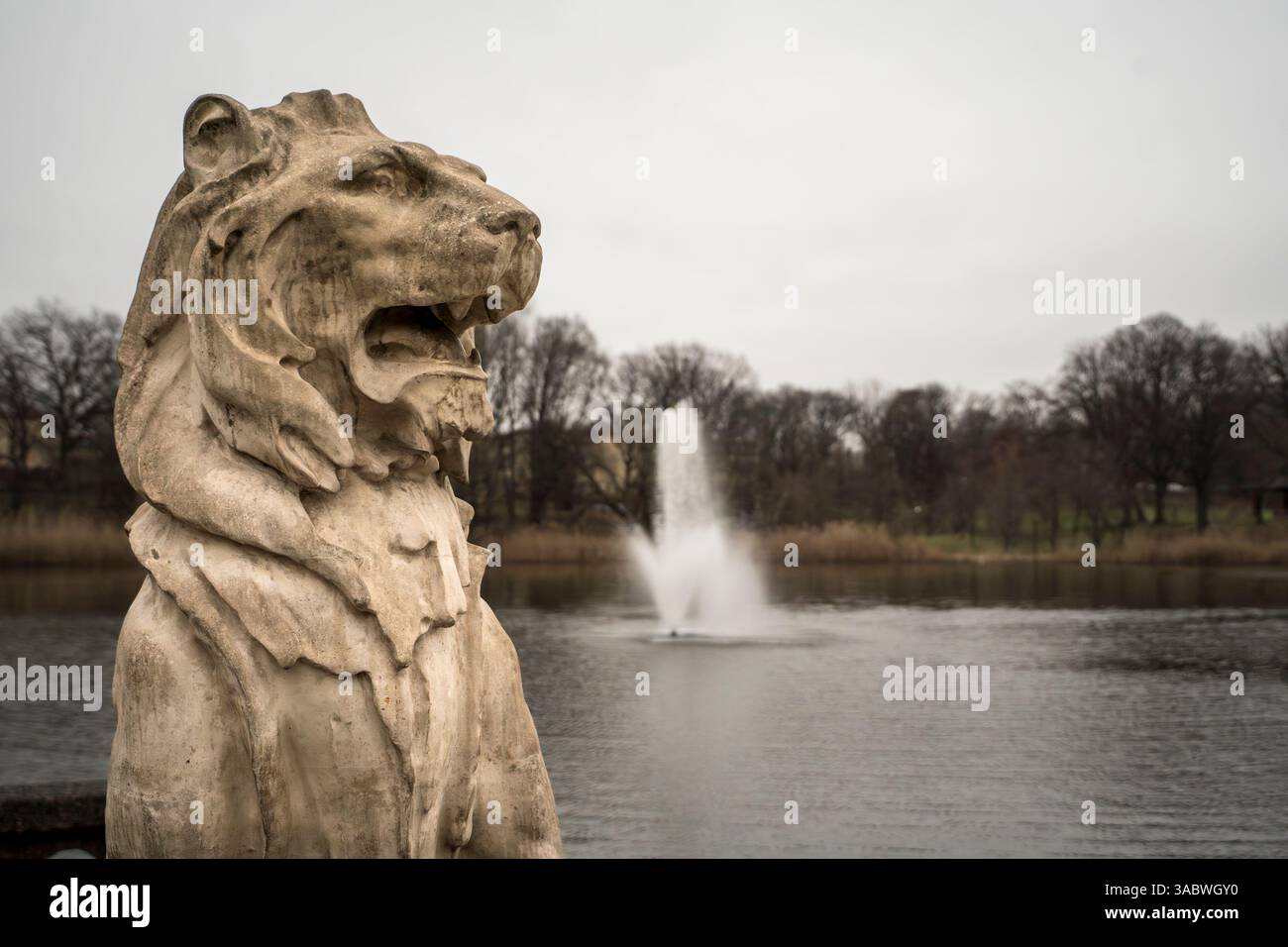 Newark, New Jersey - Stati Uniti - 30 marzo 2025 un primo piano di un leone prudenziale, una scultura in pietra calcarea scolpita una volta in cima all'edificio della Prudential Insurance, ora orgogliosamente Foto Stock