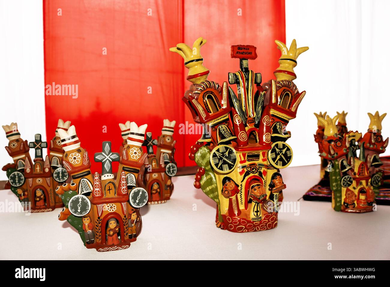 Retablo ayacuchano, ARTESANÍA tradicional del Perú en arcilla y madera, rappresentando la cultura andina. Pala d'altare Ayacucho, tradizionale peruviana Foto Stock
