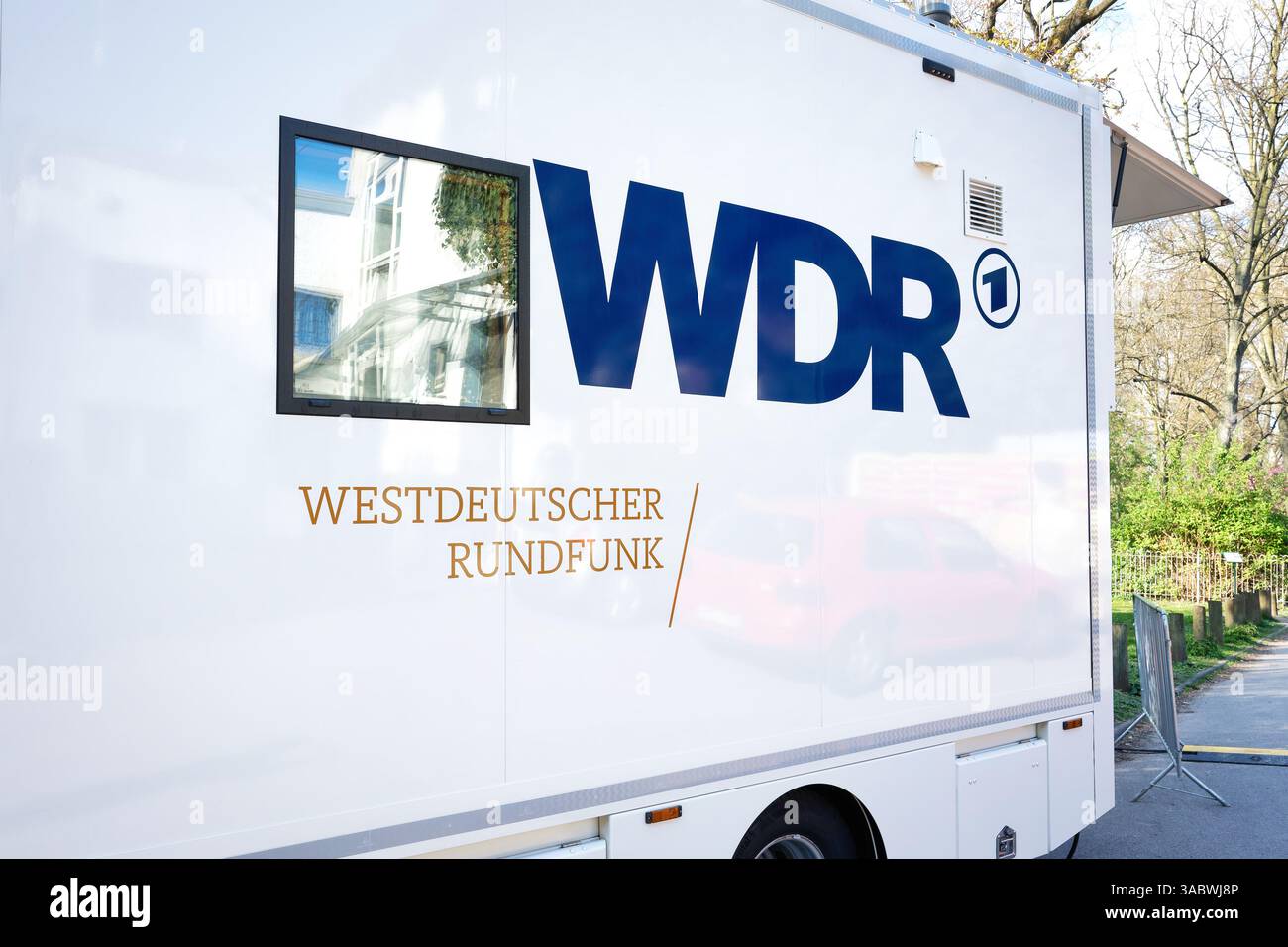 Colonia, Germania 2 aprile 2025: Un furgone di trasmissione Westdeutscher Rundfunk WDR 1 è parcheggiato sul terreno dello stadtgarten di colonia, noto per la sua e Foto Stock