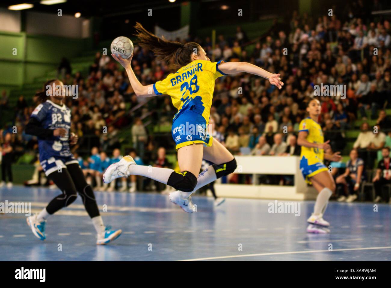 Lucie Granier di Metz Handball controlla il pallone durante il campionato francese Women&#39;s, Ligue Butagaz energie Handball match tra Stella St-Maur Handball e Metz Handball il 2 aprile 2025 al Centre Sportif Pierre Brossolette di Saint-Maur-des-Fosses, Francia Foto Stock