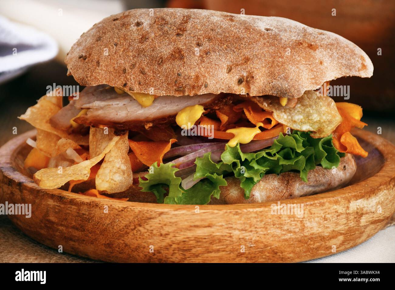 Pan chapla con chicharrón, una colazione tradizionale da Ayacucho, Perù. Pane andino croccante servito con maiale fritto e salsa creola. Foto Stock