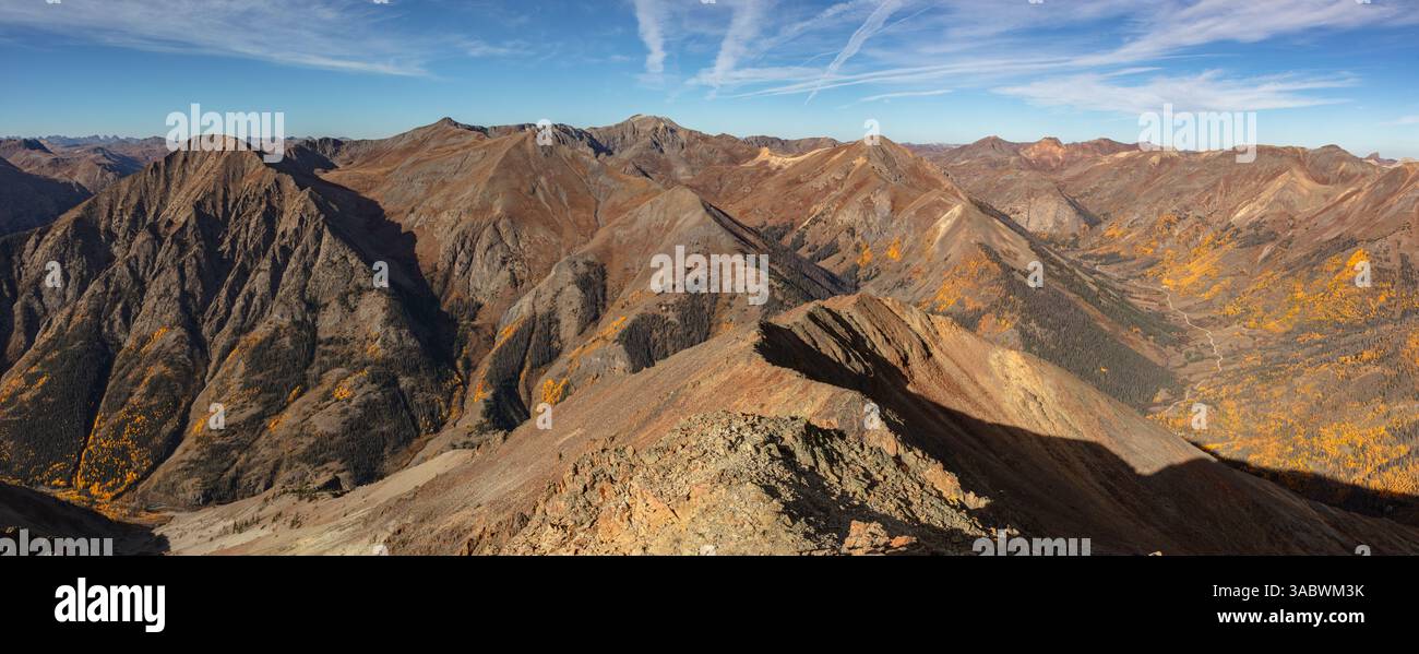Gli incredibili colori delle montagne della catena montuosa di San Juan a ovest di Lake City, Colorado, accentuati dai colorati alberi di pioppo autunnali. Catturato dal picco Sundog 13er. Foto Stock