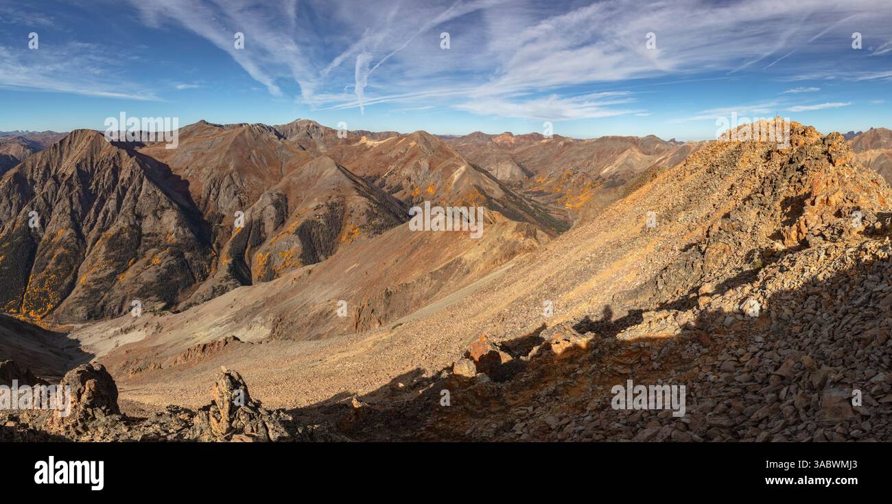 La cima del Sundog (13.437') nella catena montuosa di San Juan a ovest di Lake City Colorado accentuata dagli alberi di pioppo autunnali nella loro gloria. Foto Stock