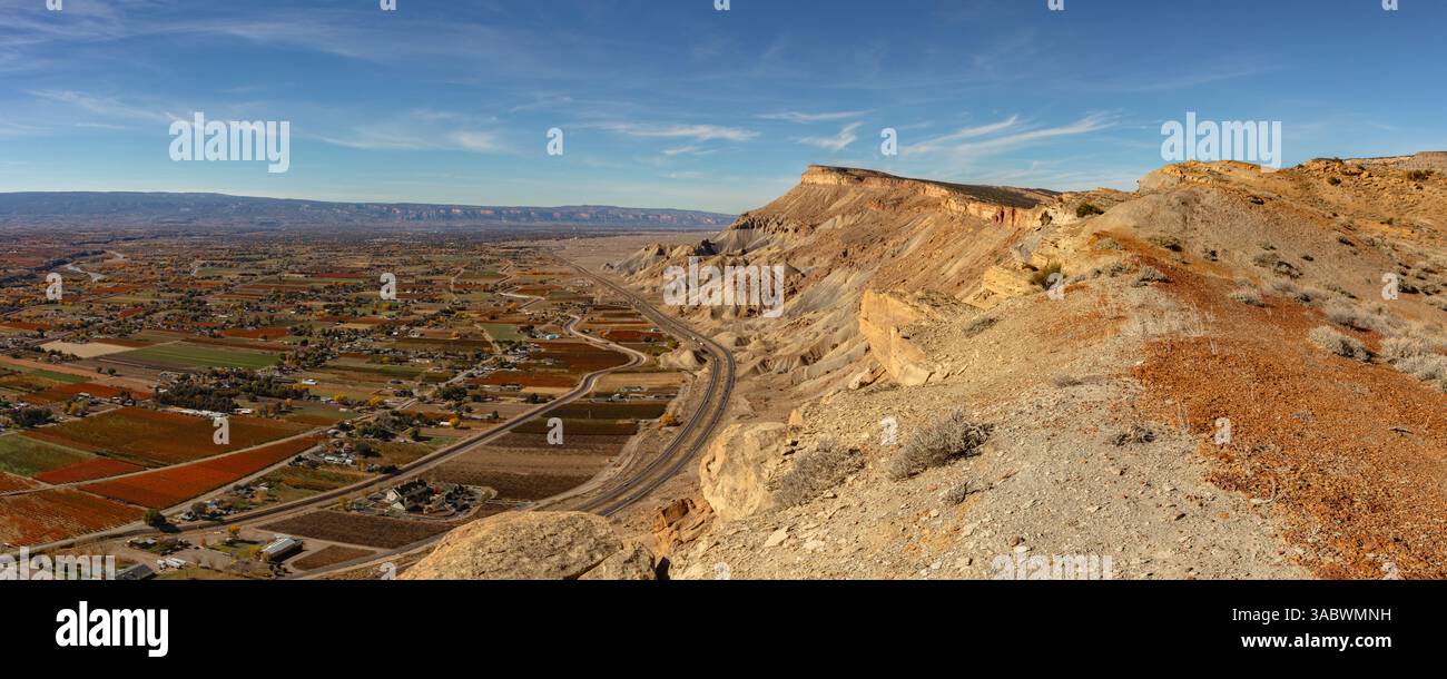 Vista panoramica della Grand Valley, del fiume Colorado, del monte Garfield, della I70 e delle Book Cliffs. Catturato da una scogliera sopra Palisade Colorado. Foto Stock