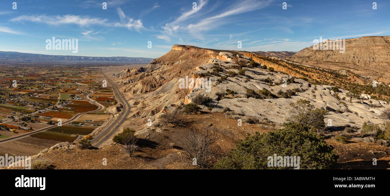 La Grand Valley, il fiume Colorado, il monte Garfield, la I70 e le Book Cliffs viste da una scogliera sopra Palisade Colorado. Foto Stock