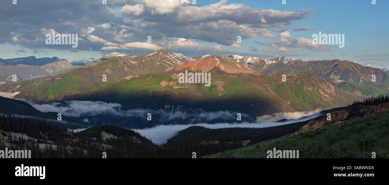 La luce soffusa del mattino all'alba illumina i vibranti colori della montagna Rossa nella catena montuosa di San Juan. In primo piano il flusso di terra Slumgullion. Foto Stock