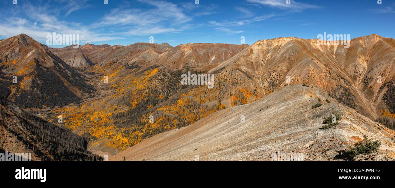 Gli incredibili colori della catena montuosa di San Juan a ovest di Lake City, Colorado, accentuati dagli alberi di pioppo autunnali nella loro gloria. Foto Stock