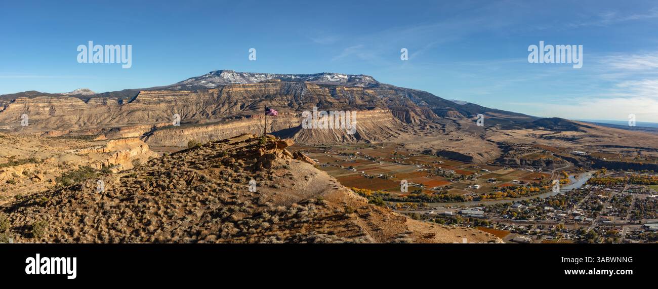 Al confine orientale dell'Altopiano del Colorado, il fiume Colorado e Grand Mesa dall'alto di Palisade Colorado. Foto Stock