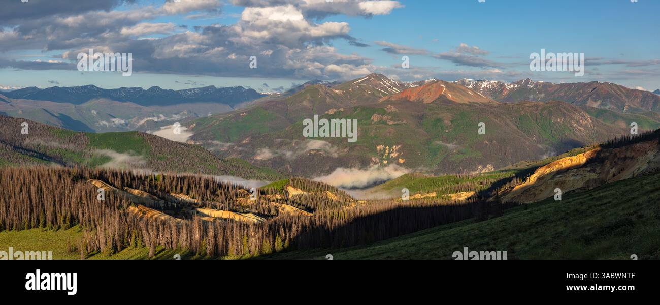 La luce soffusa del mattino illumina i vibranti colori della montagna Rossa nella catena montuosa di San Juan. In primo piano il flusso di terra Slumgullion. Foto Stock