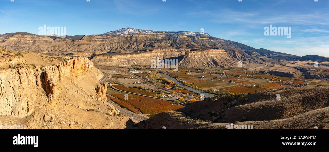Al confine orientale dell'Altopiano del Colorado, il fiume Colorado e Grand Mesa dall'alto di Palisade Colorado. Foto Stock