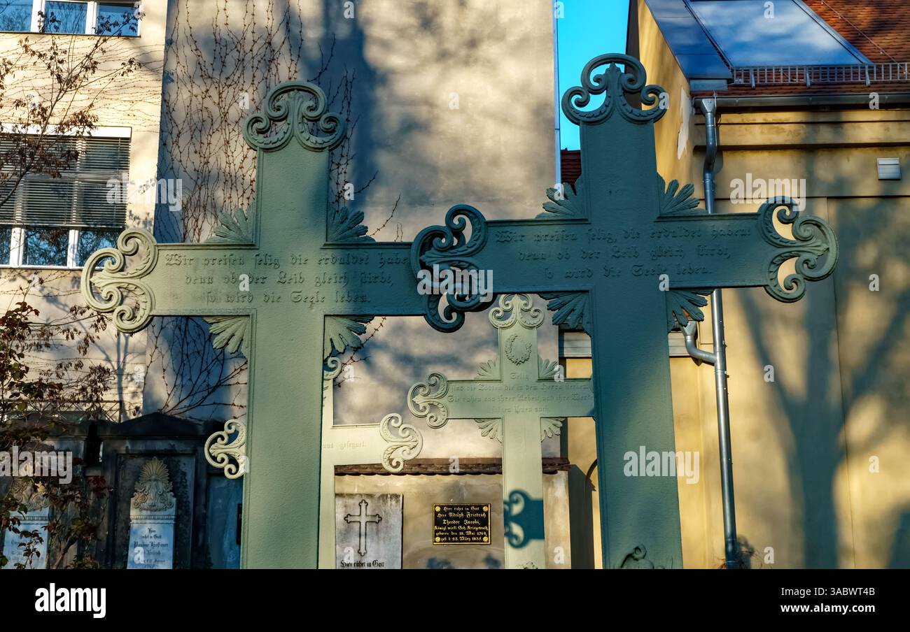 Croci in ferro ornate dipinte di verde al cimitero Dorotheenstadt di Berlino, Germania, illuminate dalla luce del sole del tardo pomeriggio, immagine editoriale. Foto Stock