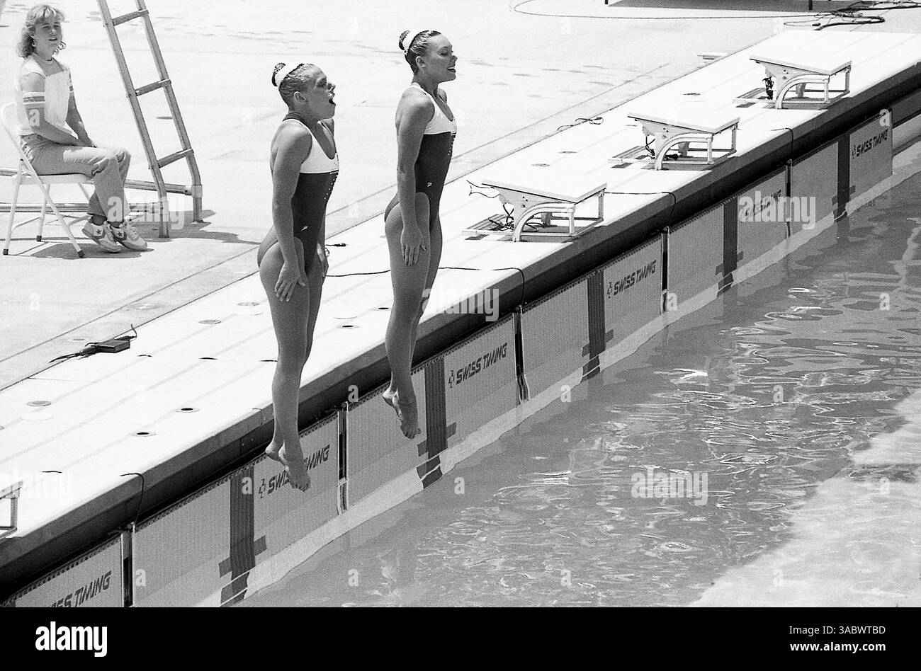 Los Angeles, California, Stati Uniti, 1984. Atleti donne che si esibiscono durante un programma di nuoto sincronizzato alle Olimpiadi estive. Foto Stock