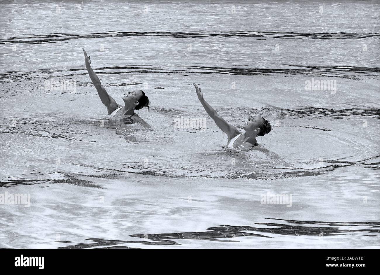 Los Angeles, California, Stati Uniti, 1984. Atleti donne che si esibiscono durante un programma di nuoto sincronizzato alle Olimpiadi estive. Foto Stock
