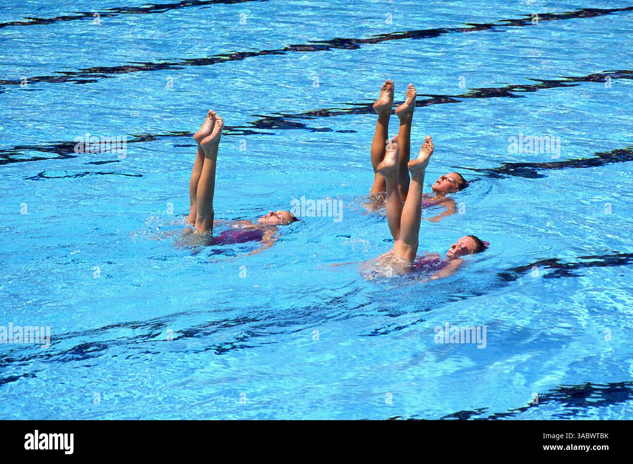 Los Angeles, California, Stati Uniti, 1984. Atleti donne che si esibiscono durante un programma di nuoto sincronizzato alle Olimpiadi estive. Foto Stock