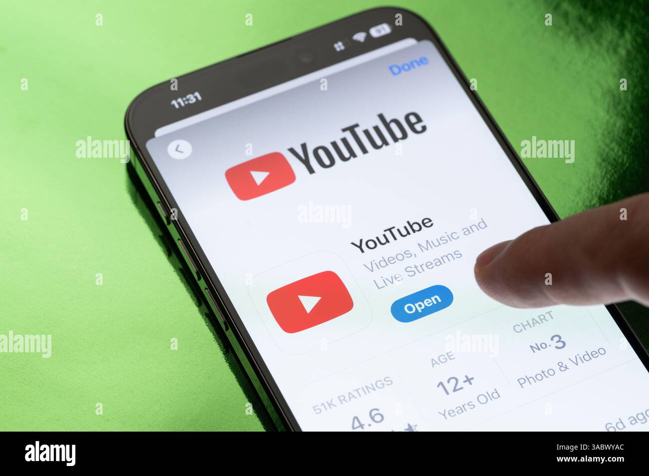 New York, USA - 30 marzo 2025: Apertura dell'app YouTube sullo schermo dello smartphone vista ravvicinata Foto Stock