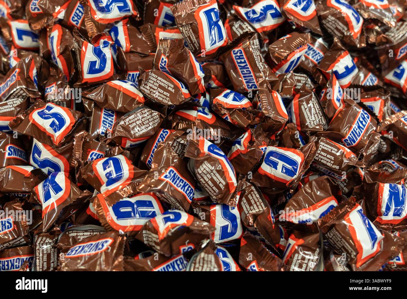 Snickers minis Candy Bar in vendita in un negozio di caramelle all'ingrosso. Foto Stock