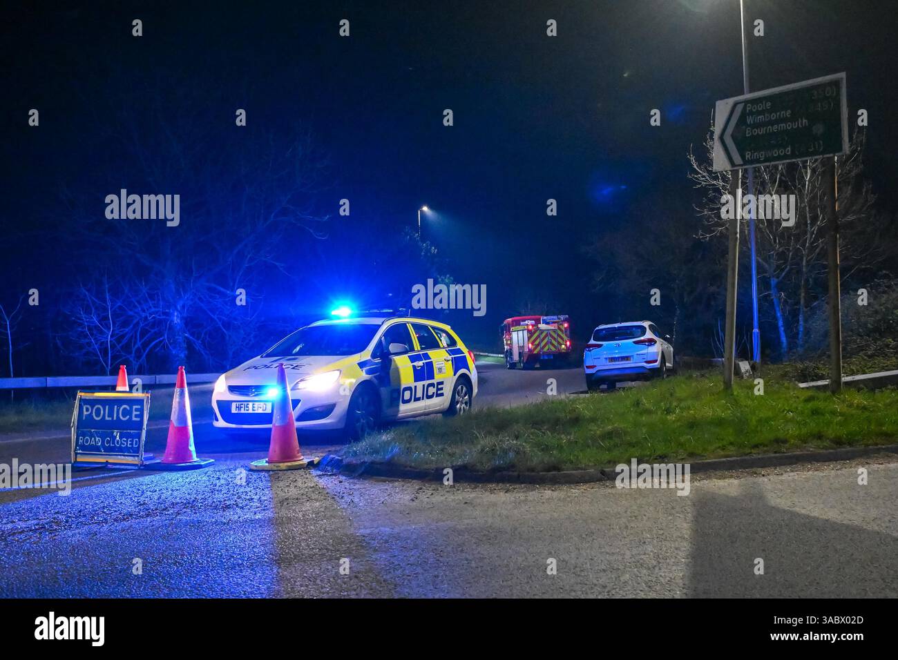 Poole, Dorset, Regno Unito. 3 aprile 2025. Meteo nel Regno Unito. Un blocco stradale della polizia su una strada di svincolo dall'A350 fino all'A35 Upton bypass, dove i vigili del fuoco parcheggiano prima di dirigersi verso un enorme incendio a Upton Heath a Poole nel Dorset. Sono presenti più servizi di emergenza con l'A35 Upton bypass chiuso in entrambe le direzioni a causa della vicinanza dell'incendio. Quest'ultimo incendio nell'area di Bournemouth e Poole si verifica dopo un lungo periodo di tempo secco con temperature superiori alla media per il periodo dell'anno. Crediti fotografici: Graham Hunt/Alamy Live News Foto Stock