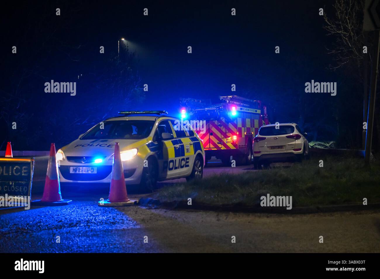 Poole, Dorset, Regno Unito. 3 aprile 2025. Meteo nel Regno Unito. Un blocco stradale della polizia su una strada di svincolo dall'A350 fino all'A35 Upton bypass, dove i vigili del fuoco parcheggiano prima di dirigersi verso un enorme incendio a Upton Heath a Poole nel Dorset. Sono presenti più servizi di emergenza con l'A35 Upton bypass chiuso in entrambe le direzioni a causa della vicinanza dell'incendio. Quest'ultimo incendio nell'area di Bournemouth e Poole si verifica dopo un lungo periodo di tempo secco con temperature superiori alla media per il periodo dell'anno. Crediti fotografici: Graham Hunt/Alamy Live News Foto Stock
