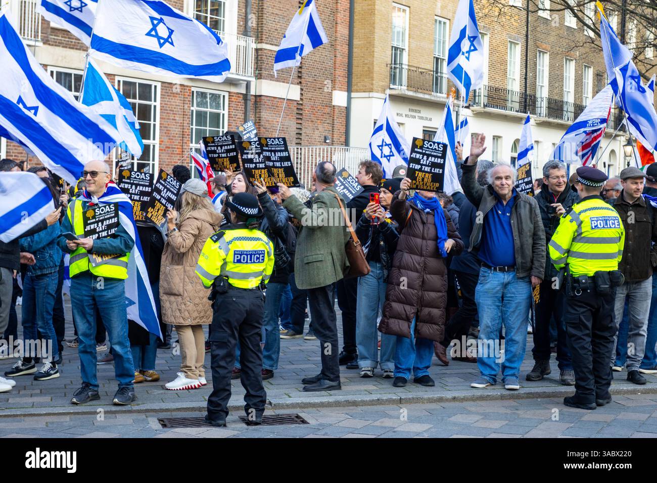 La protesta pro-Israele è stata organizzata da Stop the Hate al di fuori del campus della SOAS University. Foto Stock