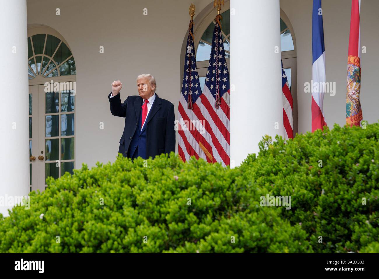 Il presidente Donald J. Trump torna all’Ufficio ovale dopo un evento “Make America Healthy Again”, mercoledì 2 aprile 2025, nella Casa Bianca Rose Gardent. (Foto ufficiale della Casa Bianca di Abe McNatt) Foto Stock