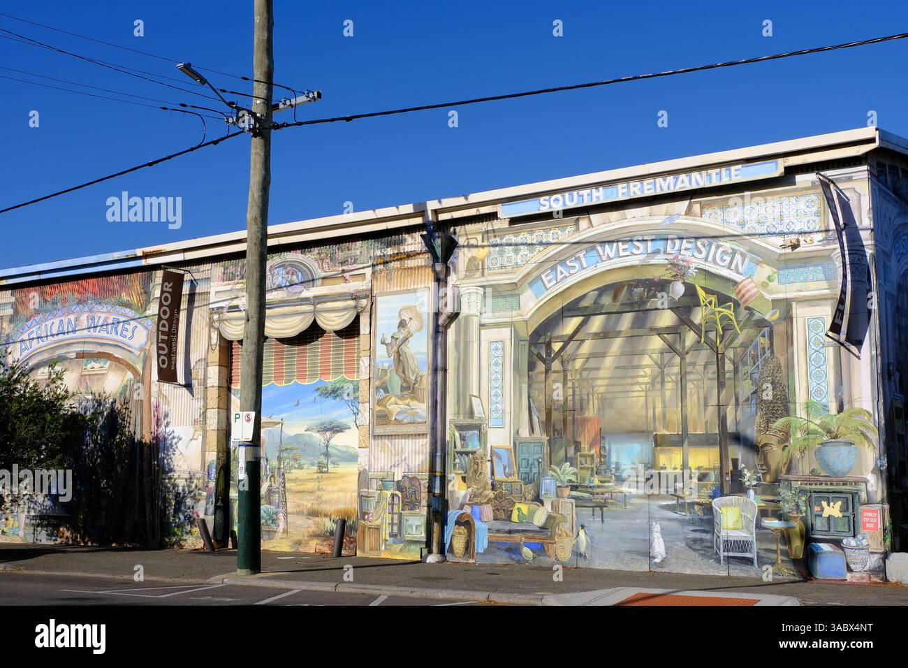 Colorato murale di Graeme Miles-Richards sul negozio di mobili East West Design a South Terrace, Fremantle, Perth, Australia Occidentale Foto Stock