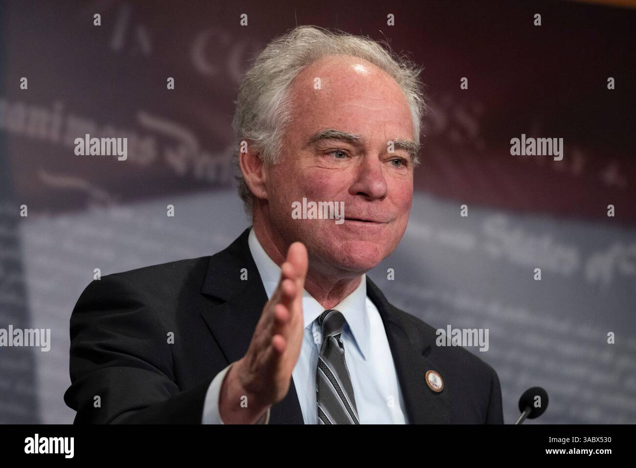 Il senatore degli Stati Uniti Tim Kaine (Democratico della Virginia) parla ai giornalisti durante una conferenza stampa televisiva sulla tensione finanziaria delle guerre commerciali e delle tariffe sulle famiglie americane, a Washington, DC, mercoledì 2 aprile 2025. Crediti: Mattie Neretin/CNP Foto Stock