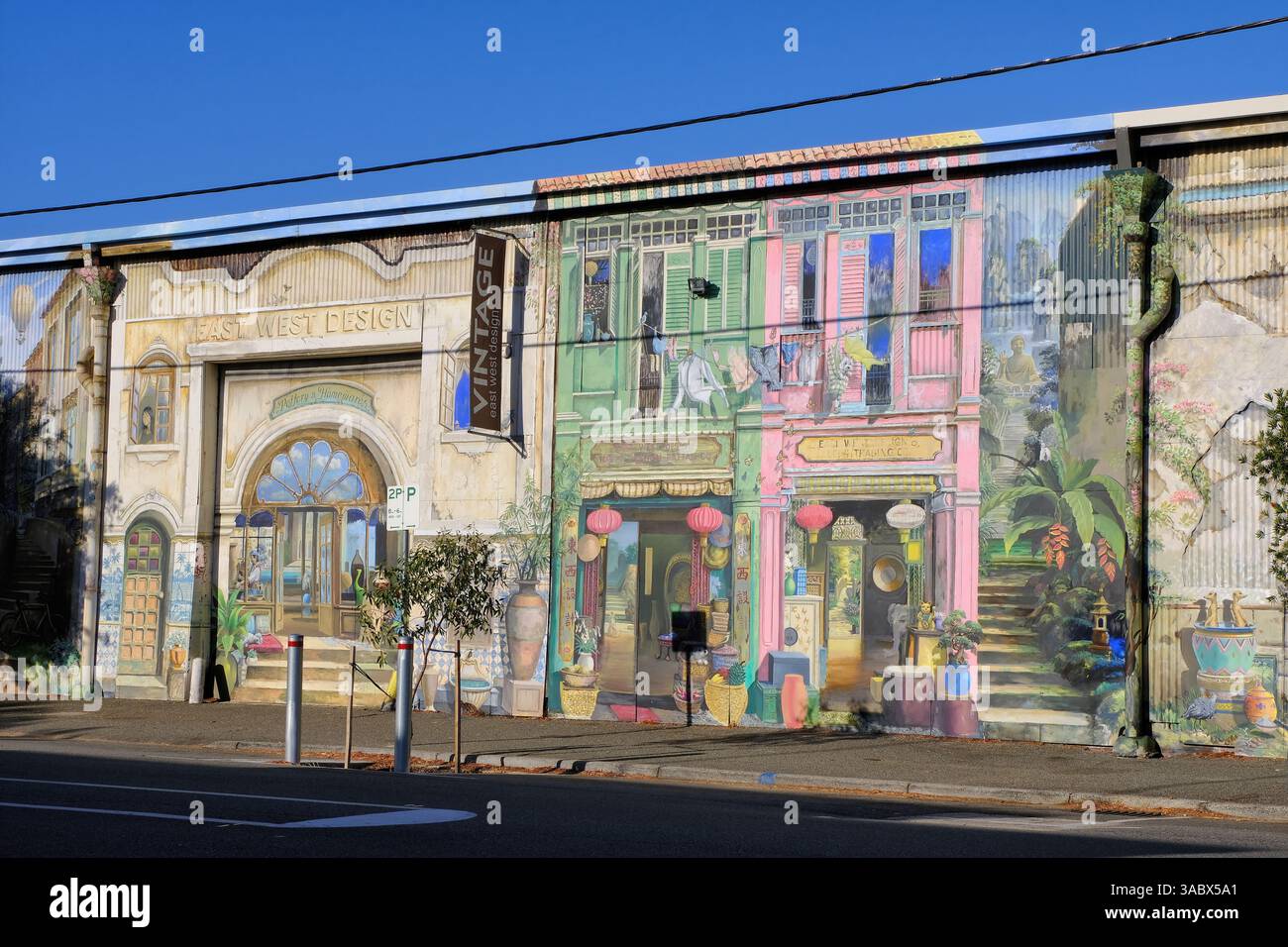 Colorato murale di Graeme Miles-Richards sul negozio di mobili East West Design a South Terrace, Fremantle, Perth, Australia Occidentale Foto Stock
