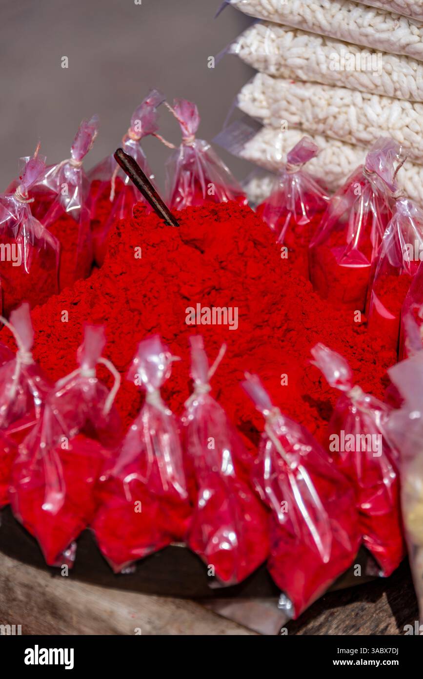 Primo piano delle colorate sacche di polveri rosse per la decorazione religiosa a Pushkar, India Foto Stock