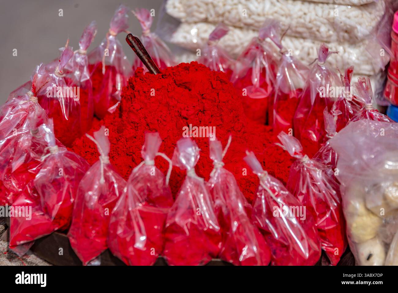 Sacchetti colorati di vivaci polveri rosse per decorazioni religiose a Pushkar, India Foto Stock