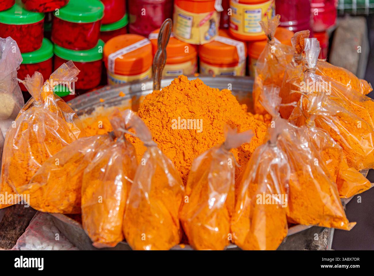 Vibrant Bags of Colorful Spices in the Market, Pushkar, Rajasthan, India, 24 gennaio 2024 Foto Stock