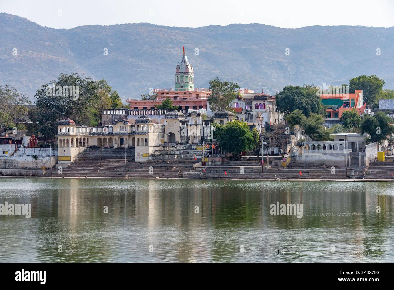 Vista panoramica del Lago Santo, dei Templi e della città di Pushkar, Rajasthan, India. Foto Stock
