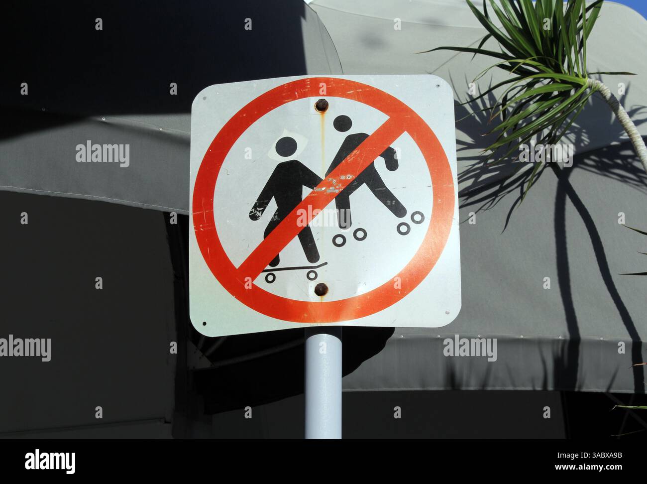 Non sono ammessi skateboard o lame a rulli Foto Stock